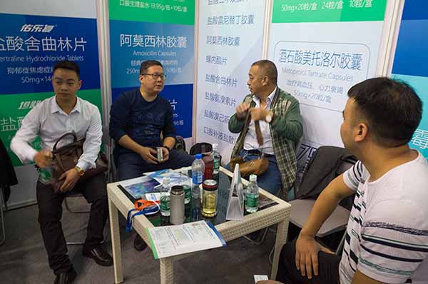 控銷部經(jīng)理王濤與客戶洽談